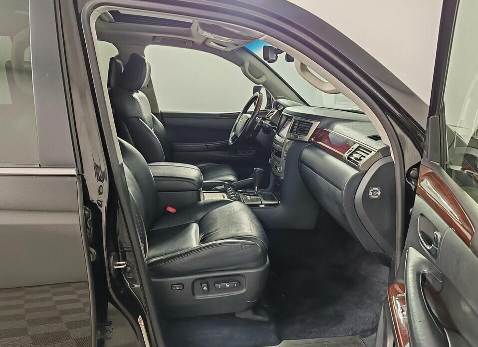Lexus LX 570 5.7 AT (367 л.с.) 4WD