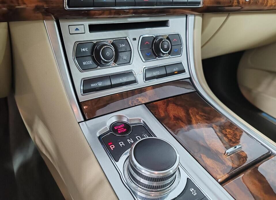Jaguar XF 2.0 AT (240 л.с.)