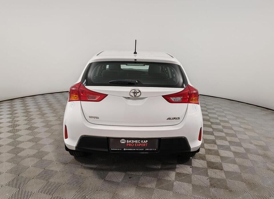 Toyota Auris 1.6 CVT (132 л.с.)