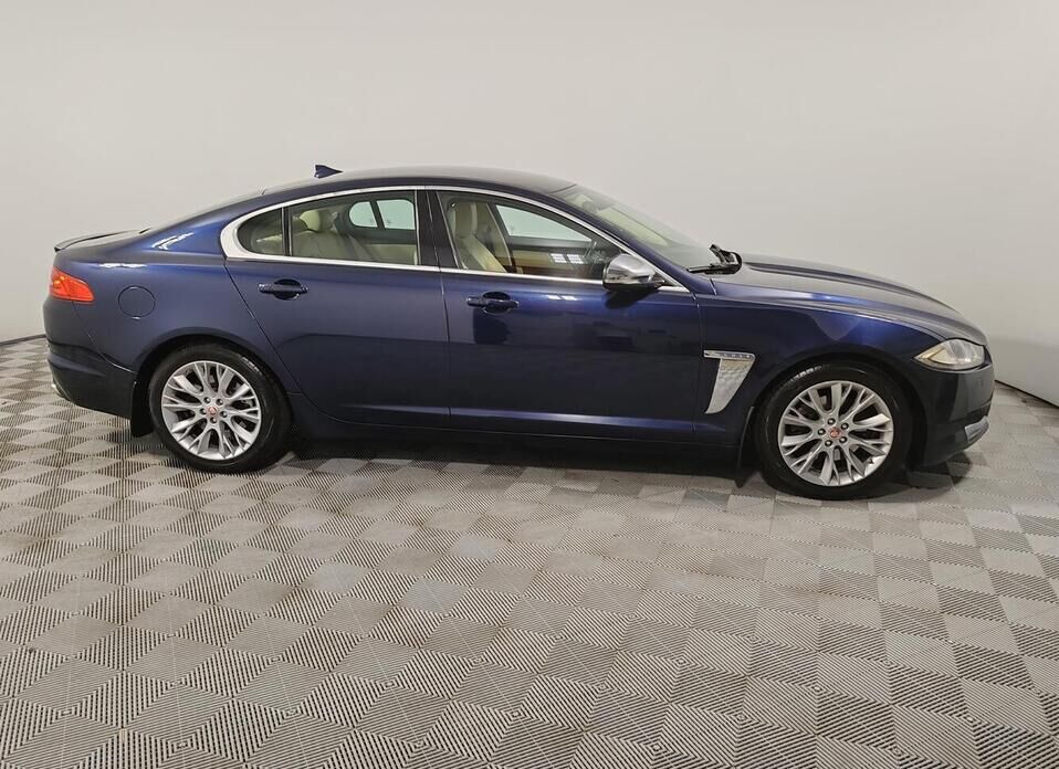 Jaguar XF 2.0 AT (240 л.с.)