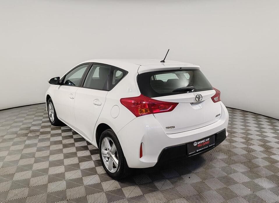 Toyota Auris 1.6 CVT (132 л.с.)
