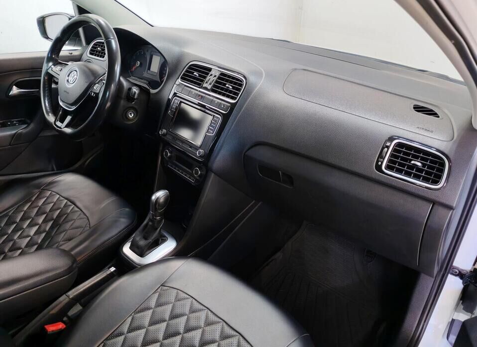 Volkswagen Polo 1.6 AT (110 л.с.)