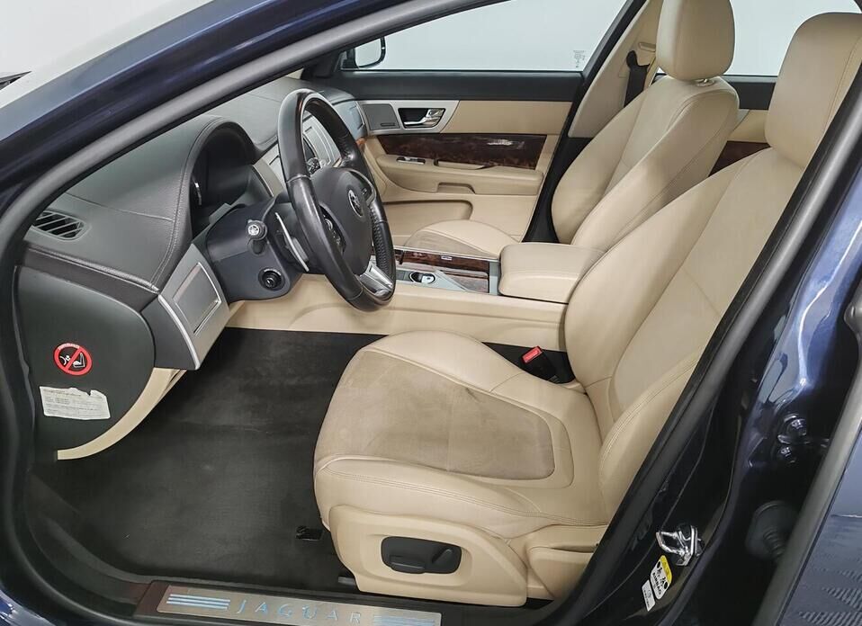 Jaguar XF 2.0 AT (240 л.с.)