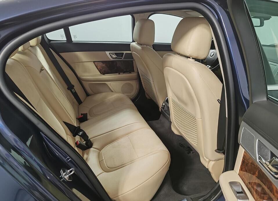 Jaguar XF 2.0 AT (240 л.с.)