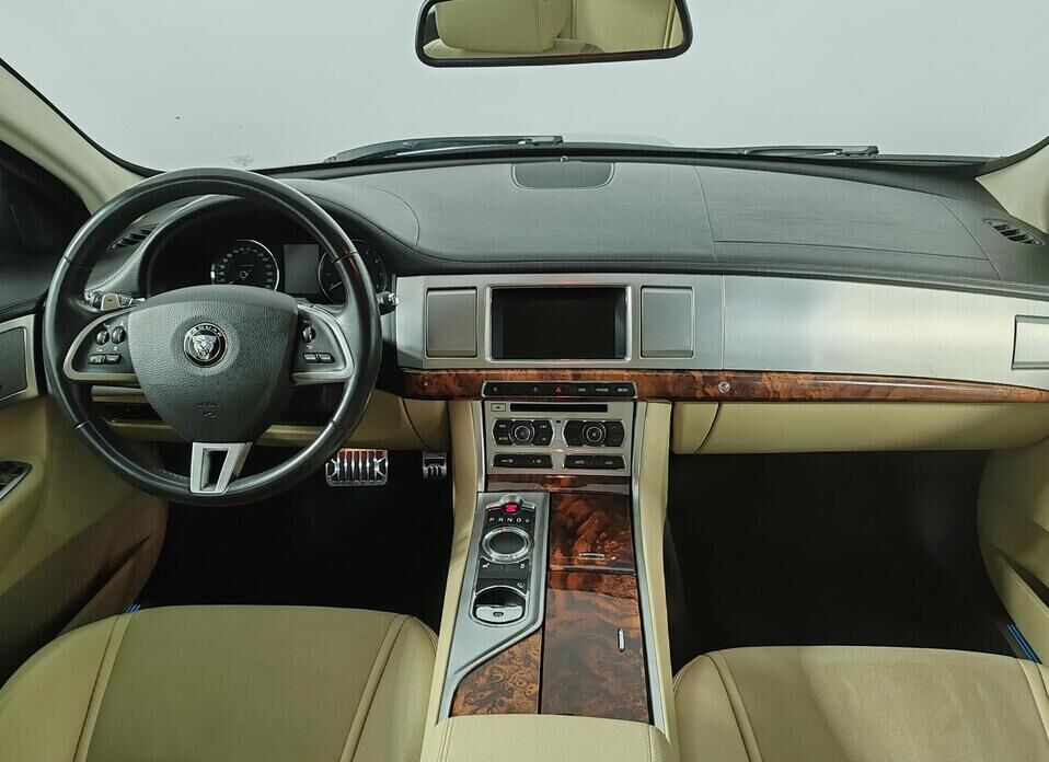 Jaguar XF 2.0 AT (240 л.с.)