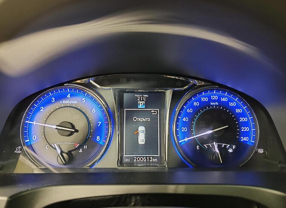 Toyota Camry 2.5 AT (181 л.с.)