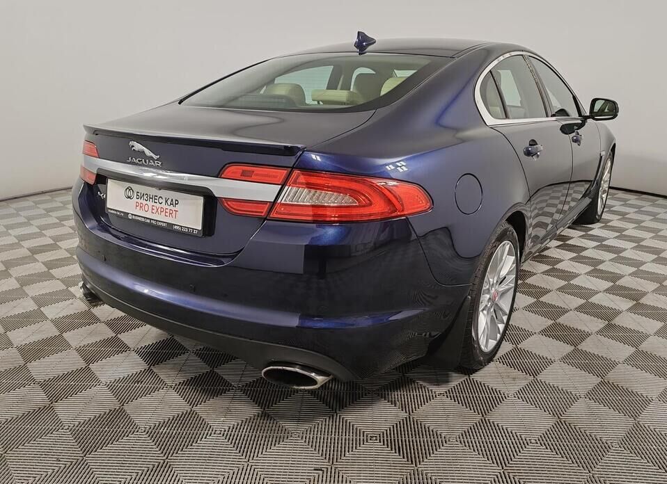Jaguar XF 2.0 AT (240 л.с.)