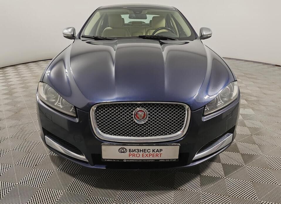 Jaguar XF 2.0 AT (240 л.с.)