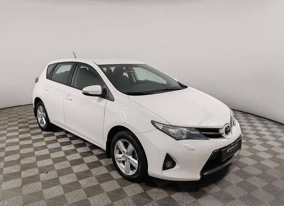 Toyota Auris 1.6 CVT (132 л.с.)