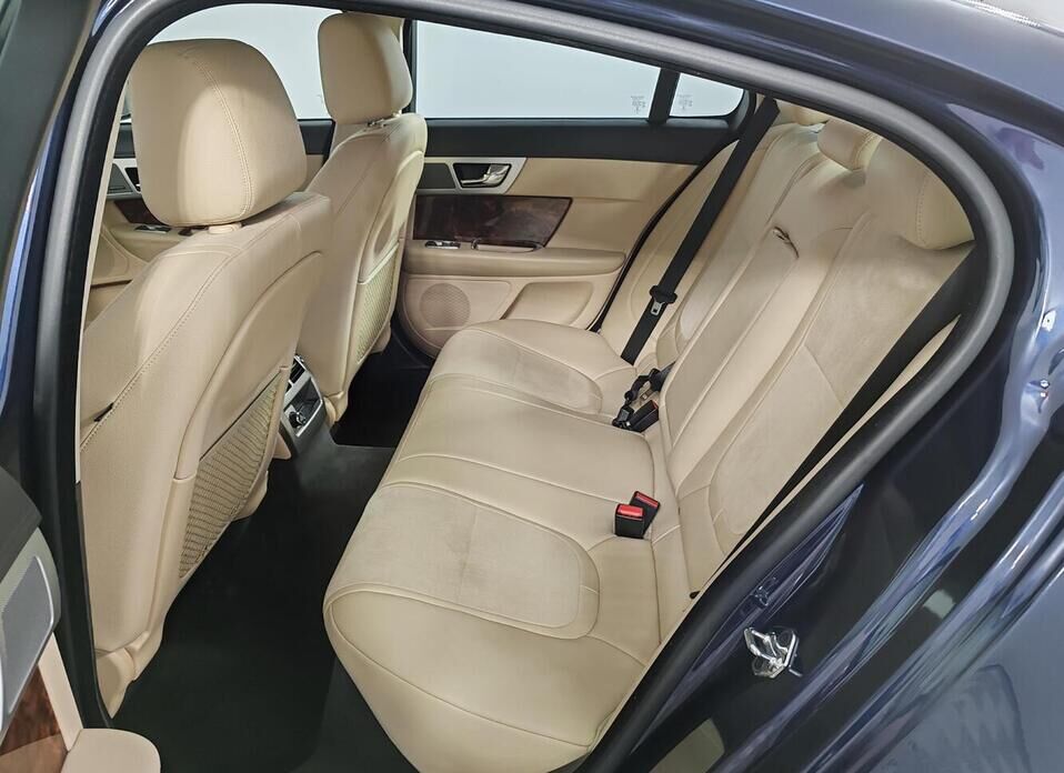 Jaguar XF 2.0 AT (240 л.с.)
