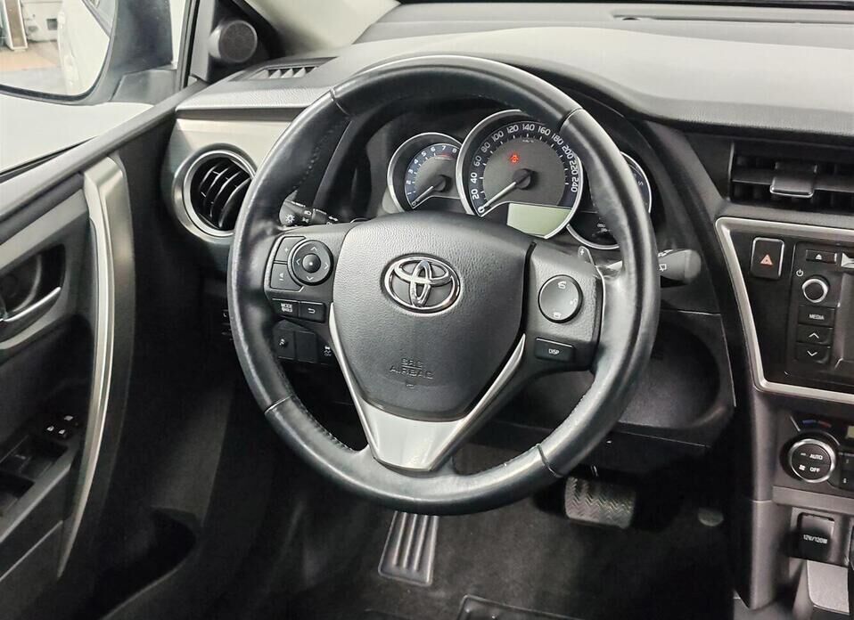 Toyota Auris 1.6 CVT (132 л.с.)