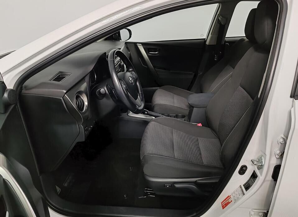 Toyota Auris 1.6 CVT (132 л.с.)