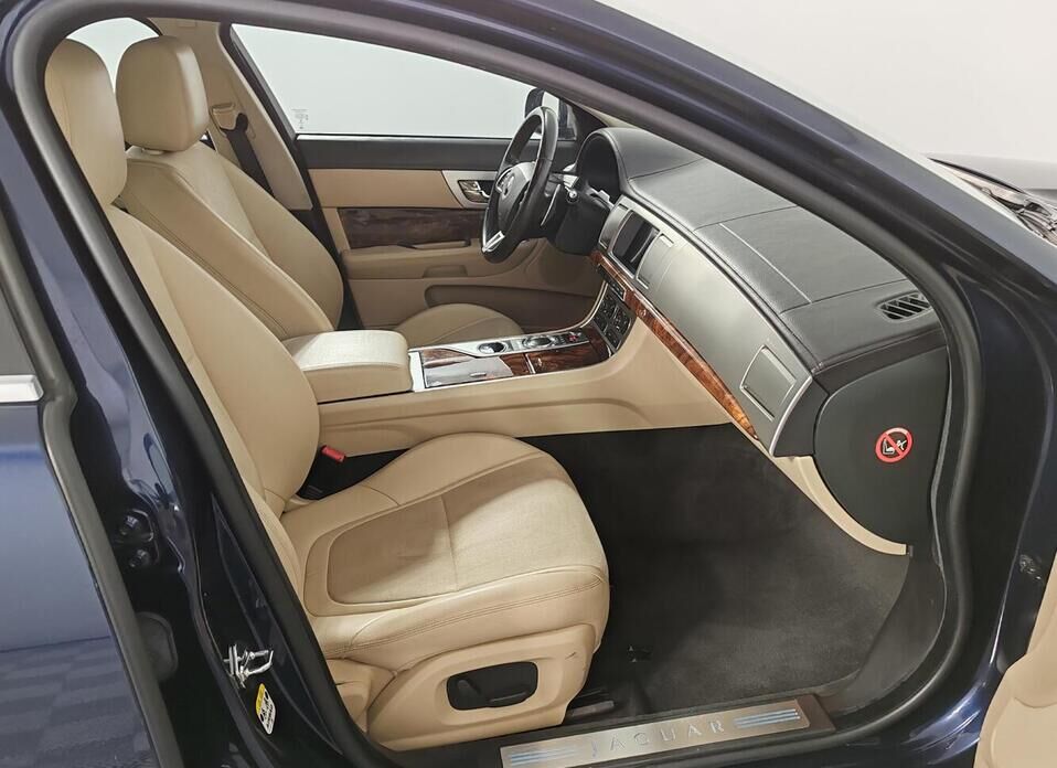 Jaguar XF 2.0 AT (240 л.с.)