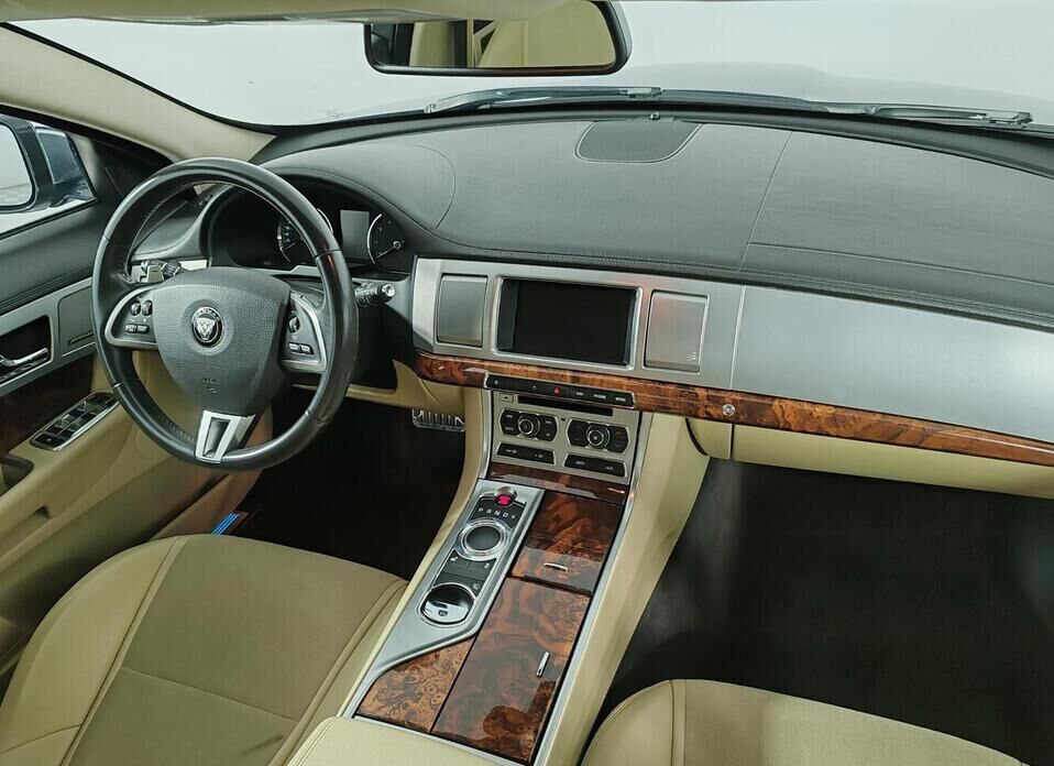 Jaguar XF 2.0 AT (240 л.с.)