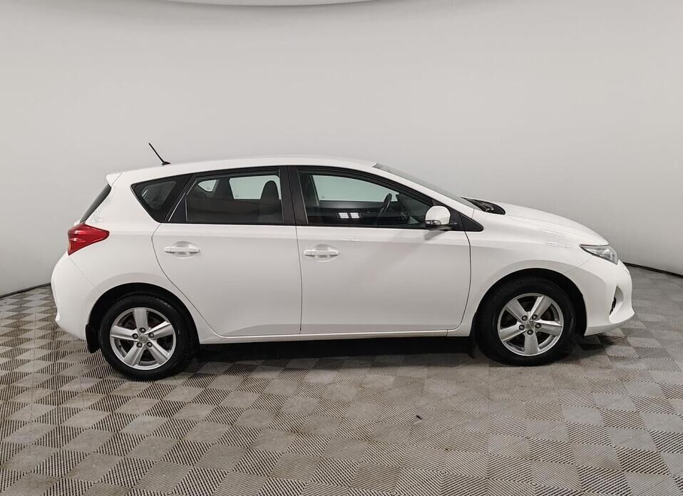 Toyota Auris 1.6 CVT (132 л.с.)