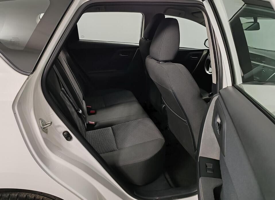 Toyota Auris 1.6 CVT (132 л.с.)