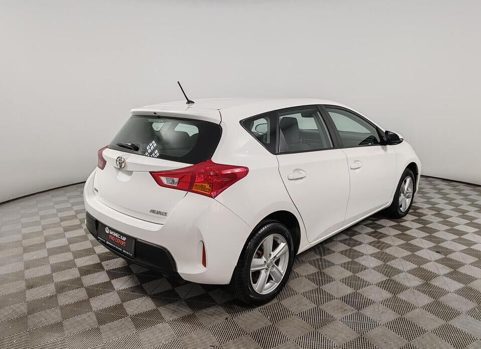 Toyota Auris 1.6 CVT (132 л.с.)