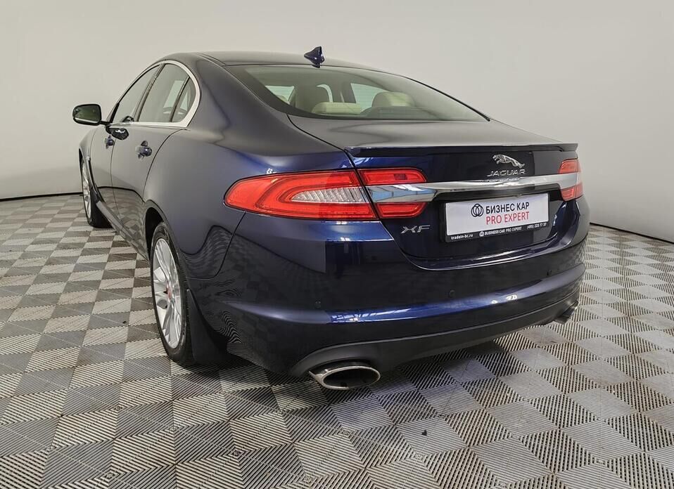 Jaguar XF 2.0 AT (240 л.с.)