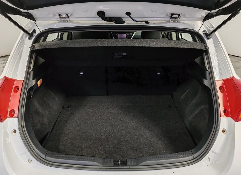 Toyota Auris 1.6 CVT (132 л.с.)