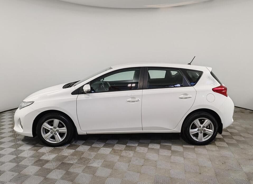 Toyota Auris 1.6 CVT (132 л.с.)