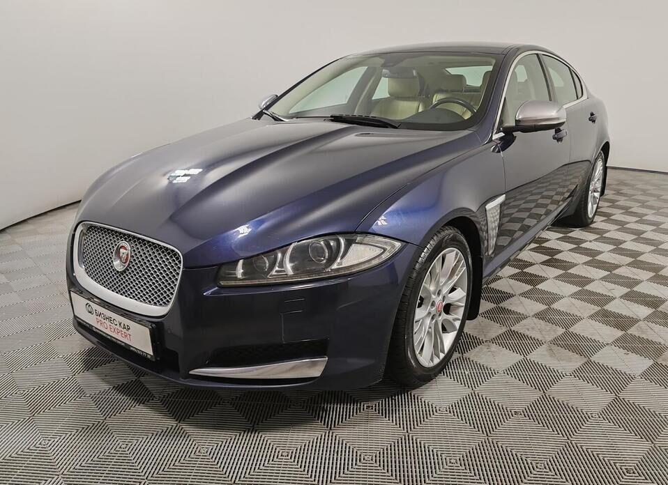 Jaguar XF 2.0 AT (240 л.с.)