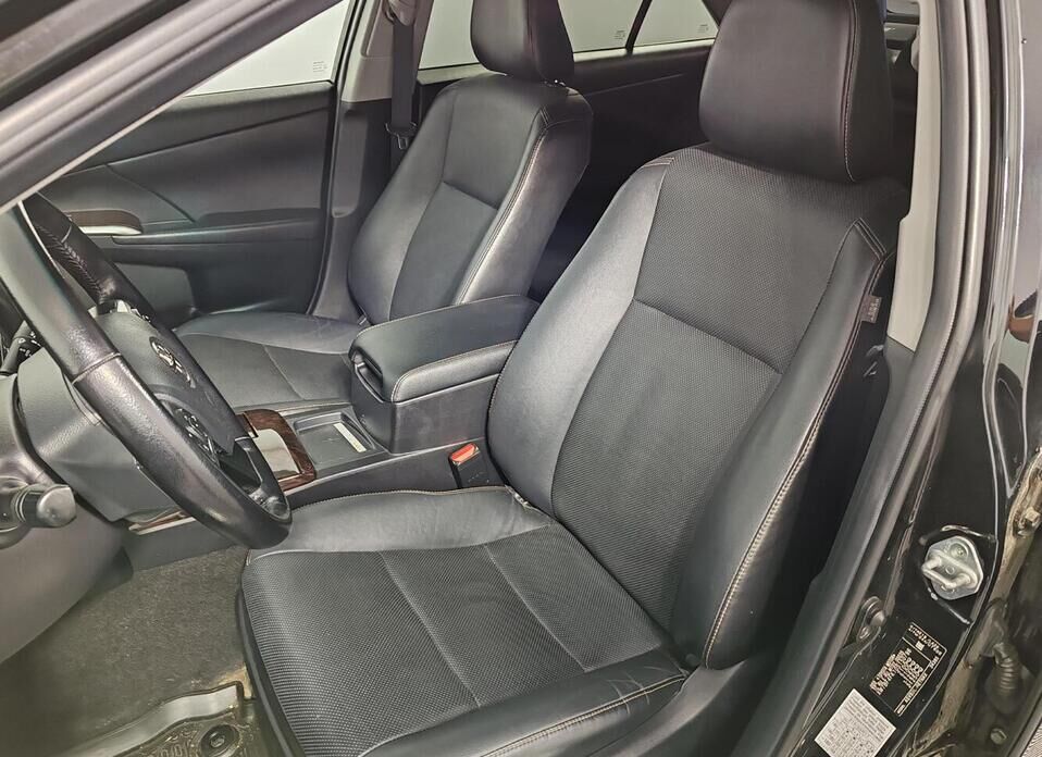 Toyota Camry 2.5 AT (181 л.с.)